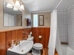 Vannituba majutusasutuses Eaglenest Inn with Pool & SPA