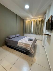 um quarto com uma cama e uma TV em Copacabana Studio no Rio de Janeiro