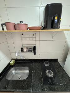 um balcão de cozinha com uma pia e um fogão em Copacabana Studio no Rio de Janeiro
