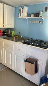 Η κουζίνα ή μικρή κουζίνα στο Segunda habitación margarita