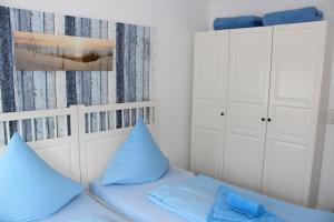 Ein Bett oder Betten in einem Zimmer der Unterkunft LANDHAUS AM HAFEN im OG
