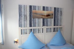 Ein Bett oder Betten in einem Zimmer der Unterkunft LANDHAUS AM HAFEN im OG