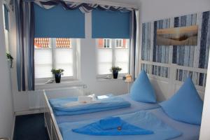 Ein Bett oder Betten in einem Zimmer der Unterkunft LANDHAUS AM HAFEN im OG