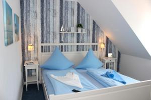 Ein Bett oder Betten in einem Zimmer der Unterkunft LANDHAUS AM HAFEN im OG