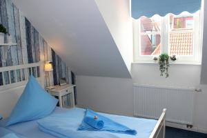 Ein Bett oder Betten in einem Zimmer der Unterkunft LANDHAUS AM HAFEN im OG