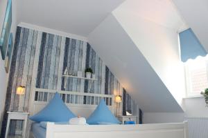 Ein Bett oder Betten in einem Zimmer der Unterkunft LANDHAUS AM HAFEN im OG