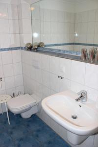 Ein Badezimmer in der Unterkunft LANDHAUS AM HAFEN im OG