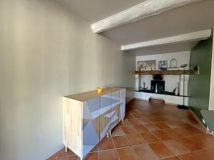 salon z szafką i podłogą wyłożoną kafelkami w obiekcie Maison 6 personnes avec cheminée aux Saintes-Maries-de-la-Mer - FR-1-475-162 w Saintes-Maries-de-la-Mer