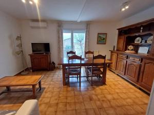 Η κουζίνα ή μικρή κουζίνα στο Maison de village proche centre-ville, climatisation, 3 pers. - FR-1-571-72