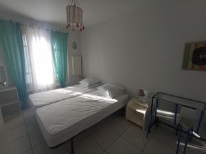 Ένα ή περισσότερα κρεβάτια σε δωμάτιο στο Maison 3 chambres, 6 couchages, proche gare, Sète, WIFI - FR-1-338-605