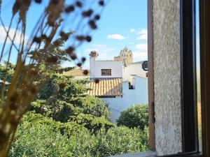 - une vue sur un bâtiment depuis une fenêtre dans l'établissement Appartement cosy avec climatisation et parking aux Saintes-Maries-de-la-Mer - FR-1-475-175, à Saintes-Maries-de-la-Mer