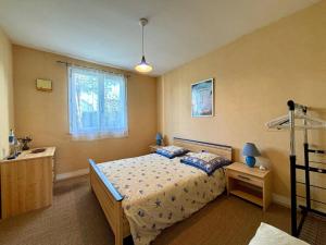 a bedroom with a bed and a window at Maison à Carnac de 4 pièces, 6 personnes, Jardin & Wifi - FR-1-377-98 in Carnac