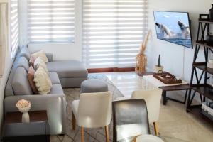ein Wohnzimmer mit Couch und Stühlen in der Unterkunft Private Villa in Cabo with Garden, Hot Tub & Medano Beach just 10 min away in Cabo San Lucas