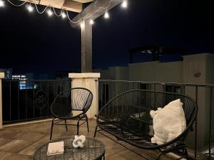 zwei Stühle und ein Stofftier auf einem Balkon in der Nacht in der Unterkunft Private Villa in Cabo with Garden, Hot Tub & Medano Beach just 10 min away in Cabo San Lucas