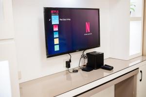 ein Flachbildfernseher auf einer Theke in der Unterkunft Shore residences tower D Staycation near Sm moa in Manila