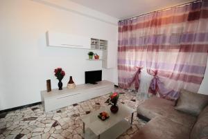 a living room with a couch and a tv at Apartment Podgora 13 in Mestre