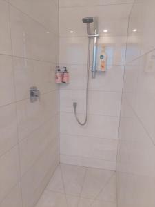 bagno con doccia e porta in vetro di 111 on hurworth a Hurworth