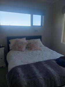 un letto con due cuscini e una finestra in una camera da letto di 111 on hurworth a Hurworth