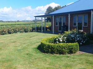 una casa con un giardino con un cespuglio fiorito di 111 on hurworth a Hurworth