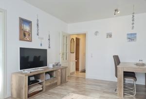 Una televisión o centro de entretenimiento en Die kleine Freiheit Grömitz Center - Unmittelbare Strandlage mit allem Komfort