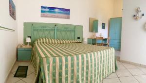 Postel nebo postele na pokoji v ubytování Lungomare Hotel