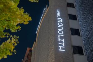 天安市Monolith Hotel Cheonan的侧面有标志的建筑物