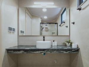 Ένα μπάνιο στο Biosphere Hulhumale, Luxury 1BHK with Ocean View +45 φωτογραφίες