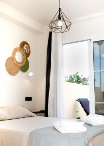 een slaapkamer met twee bedden en een raam bij The Blue Tajinaste in Caleta De Fuste