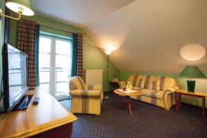 a living room with a couch and a tv at Park Resort in Willingen