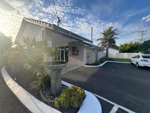 a building with a car parked in a parking lot at Busselton Gale Street Motel & Villas in Busselton