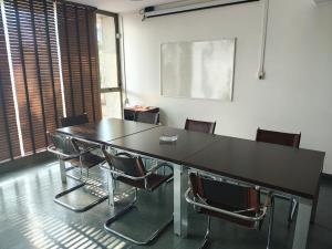 a conference room with a black table and chairs at Disfruta Edificio Eduardo Abaro2Hab-2Baño-1 Estac in Calama