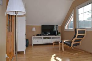 Neuhausにある-"Ferienwohnung Dierhagen" Whg 2 im OG-のリビングルーム(テレビ、椅子付)