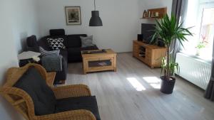 un salon avec un canapé et une table dans l'établissement Ferienwohnung Am Ochsenweg, à Hüsby