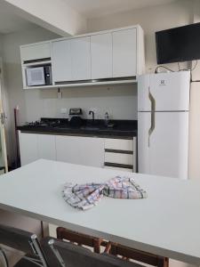 Η κουζίνα ή μικρή κουζίνα στο Loft 80 metros do mar na Praia Central com garagem