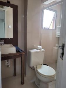 Ένα μπάνιο στο Loft 80 metros do mar na Praia Central com garagem