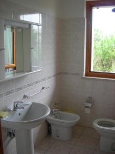アルバ・アドリアティカにあるWalhallaのバスルーム(洗面台、トイレ付)
