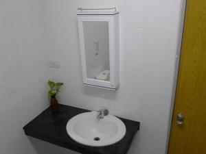 Koupelna v ubytování Metro Apartments + 29 fotografií
