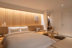 Postel nebo postele na pokoji v ubytování Monolith Hotel Cheonan + 37 fotografií