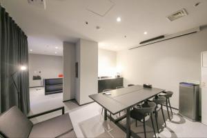 Kuchyň nebo kuchyňský kout v ubytování Monolith Hotel Cheonan