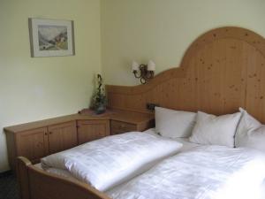 a bedroom with a large bed with a wooden headboard at Landhaus Laner in Fulpmes