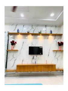 Μια τηλεόραση ή/και κέντρο ψυχαγωγίας στο Spacious 2BHK 5 mins from HITEX Perfect for Families Exhibitors