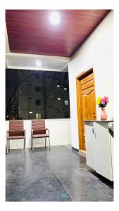 Η κουζίνα ή μικρή κουζίνα στο Spacious 2BHK 5 mins from HITEX Perfect for Families Exhibitors +2 φωτογραφίες