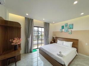 a bedroom with a large bed and a window at Biệt thự 4 Phòng Ngủ Novaworld Phan Thiết in Bình Tú