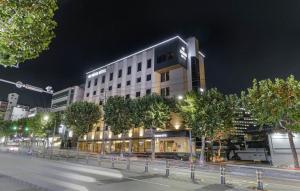 大邱Hound Hotel DaeGu的夜晚城市街道上的一栋建筑
