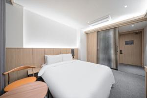 Hound Hotel DaeGu客房内的一张或多张床位