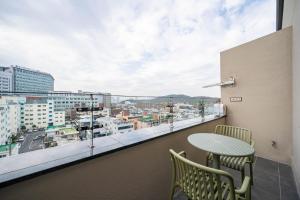 Hound Hotel DaeGu的阳台或露台