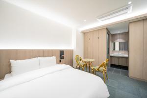 Hound Hotel DaeGu客房内的一张或多张床位