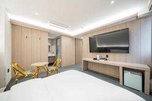 Hound Hotel DaeGu客房内的一张或多张床位