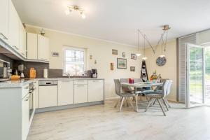 ツィングストにあるHuus Jetteのテーブルと椅子のあるキッチンとダイニングルーム