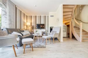 ツィングストにあるHuus Jetteのリビングルーム(ソファ、椅子、階段付)